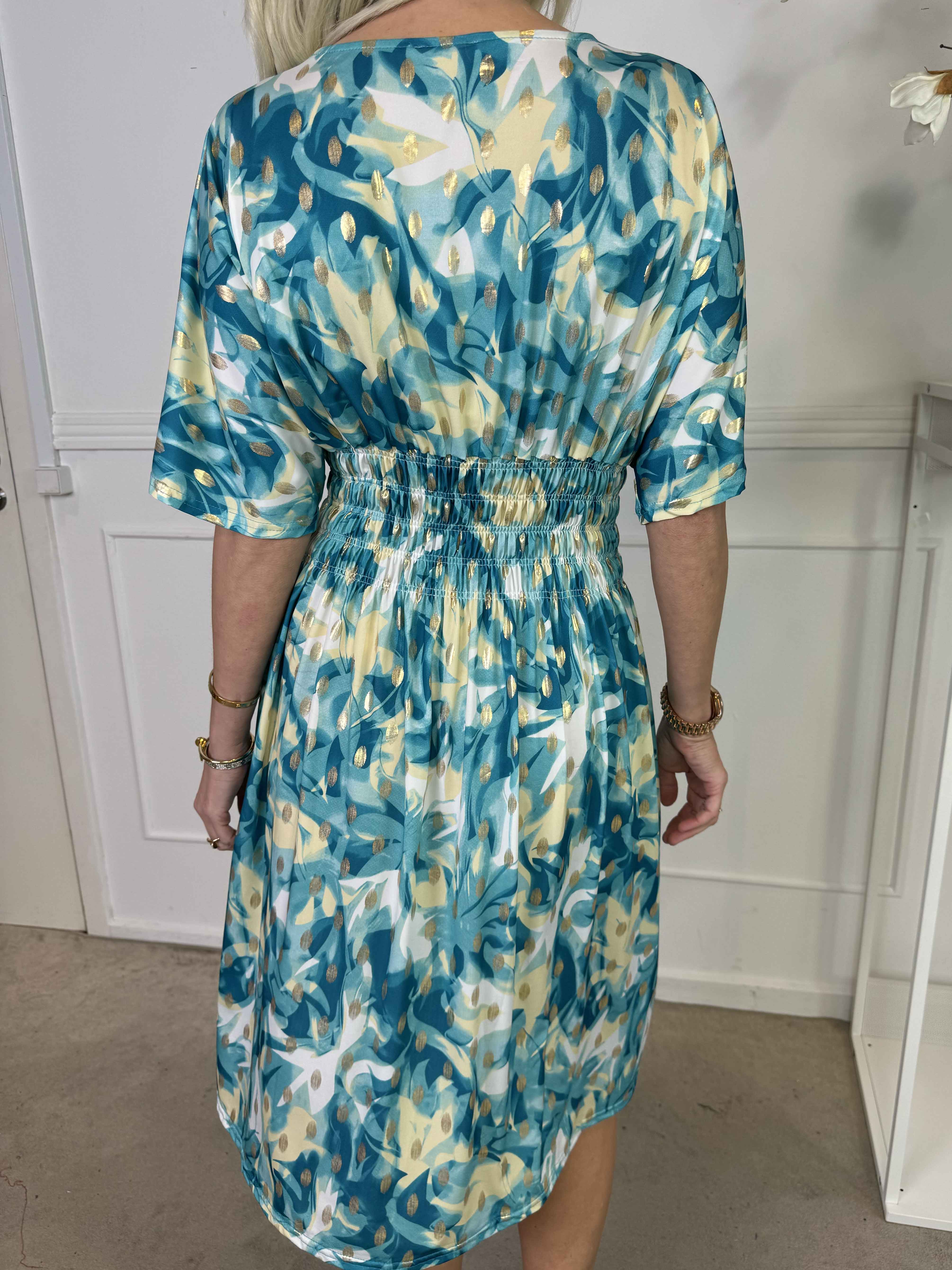 Pams Vacay Short - Mönstrad elastisk klänning med smock i midjan